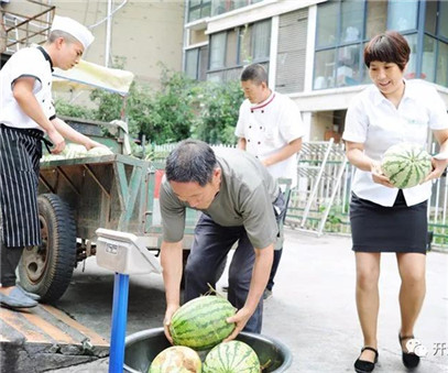 買(mǎi)下一整車(chē)西瓜，讓瓜農(nóng)早點(diǎn)回家